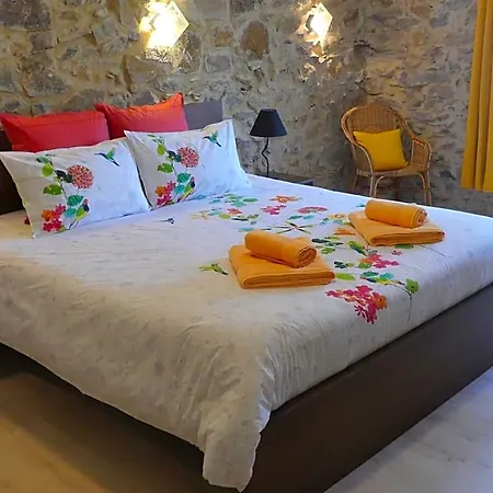 D'hotes Les Gragniotes Bed and Breakfast 3*
